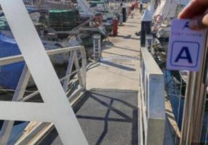 Nice Boat To Sleep In Barcelona ซานต์อาเตรียเดเบซอซ ภายนอก รูปภาพ